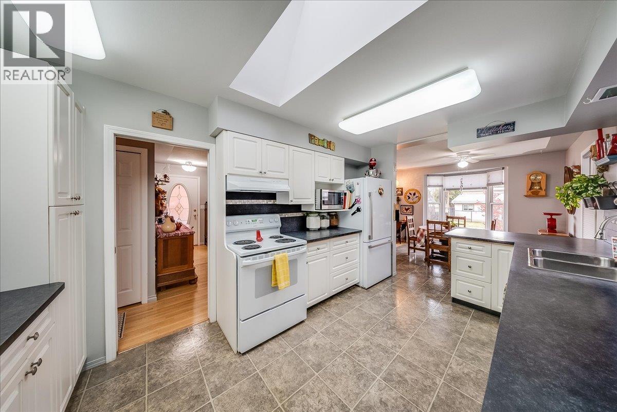 810 10th Avenue, Montrose, British Columbia  V0G 1P0 - Photo 11 - 10404016