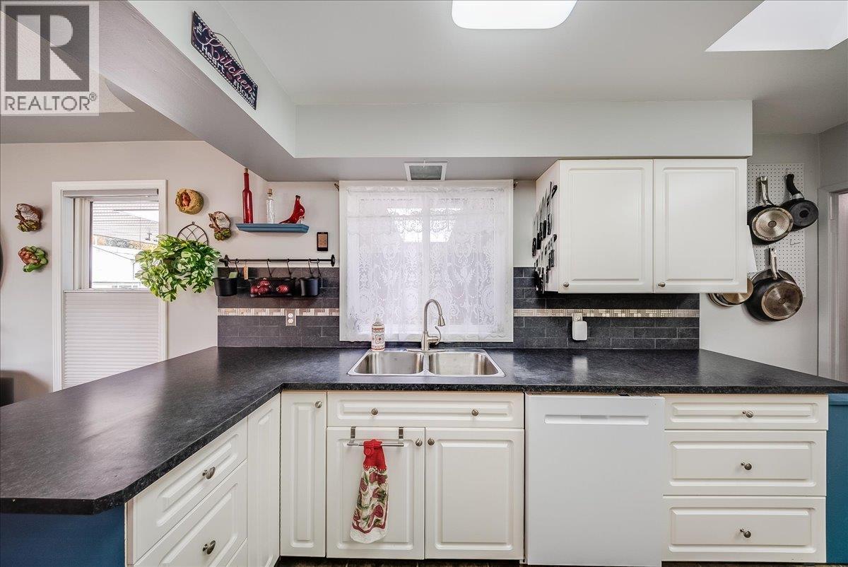 810 10th Avenue, Montrose, British Columbia  V0G 1P0 - Photo 13 - 10404016