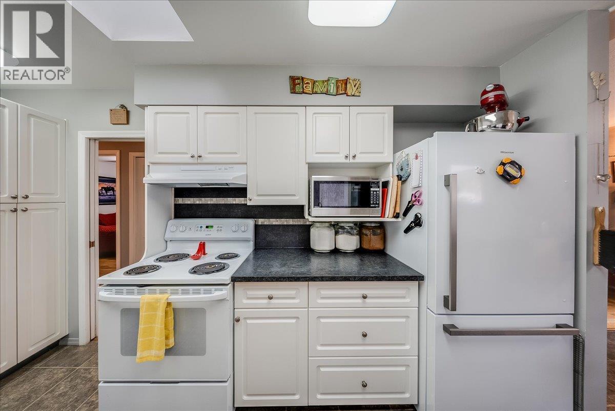 810 10th Avenue, Montrose, British Columbia  V0G 1P0 - Photo 14 - 10404016