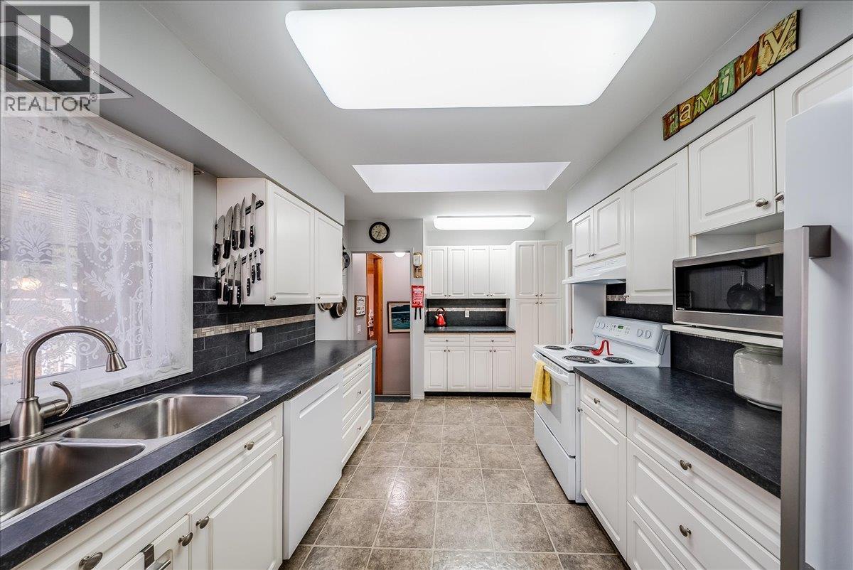 810 10th Avenue, Montrose, British Columbia  V0G 1P0 - Photo 15 - 10404016