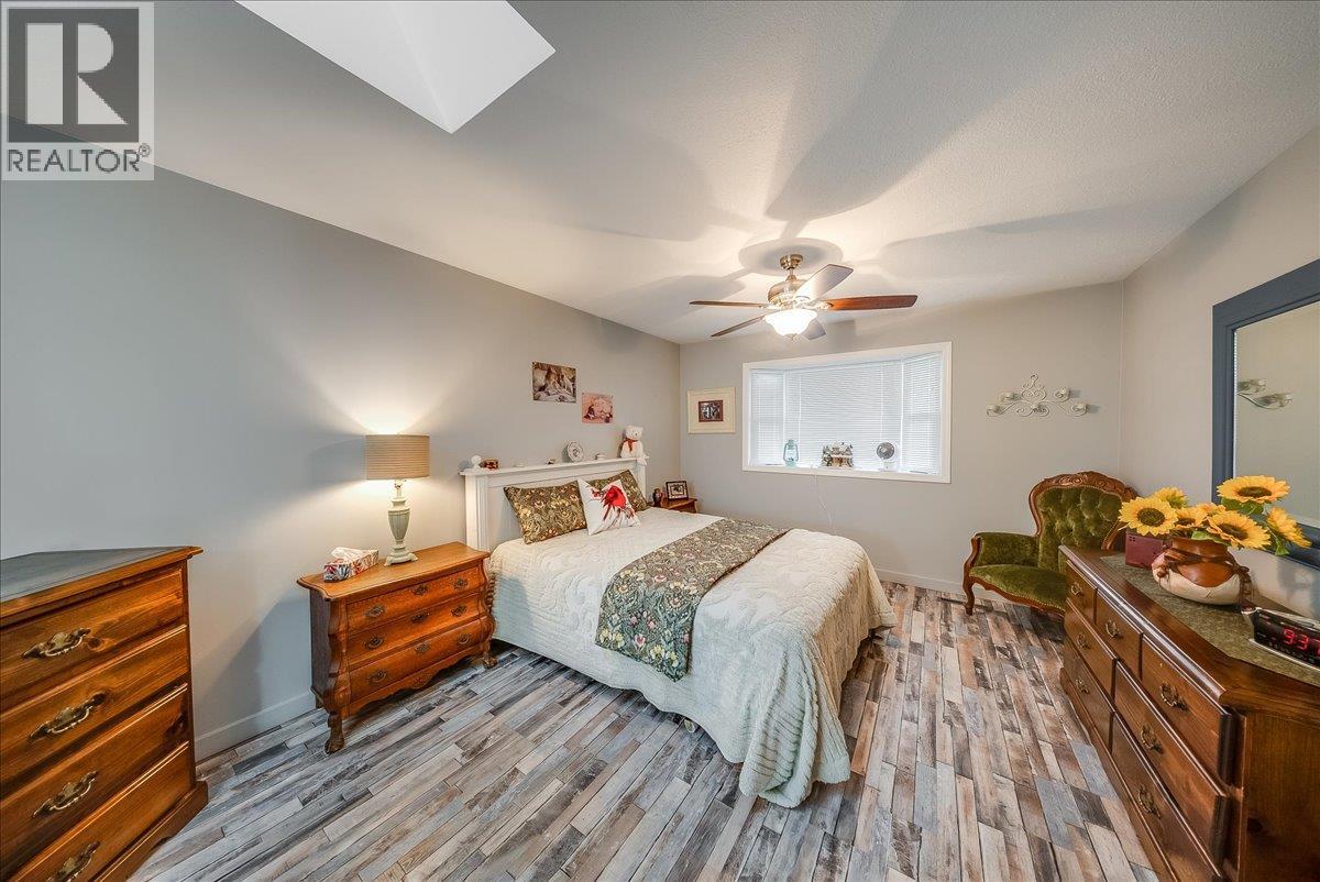810 10th Avenue, Montrose, British Columbia  V0G 1P0 - Photo 16 - 10404016