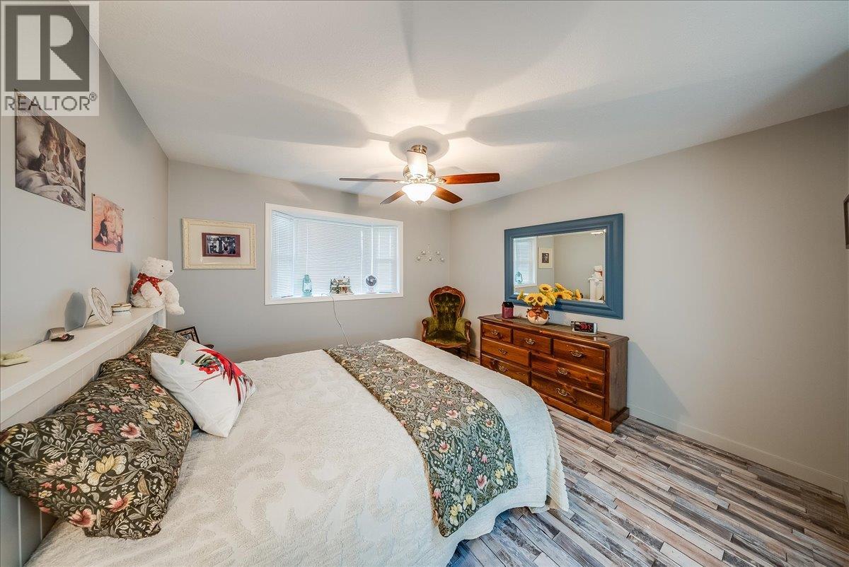 810 10th Avenue, Montrose, British Columbia  V0G 1P0 - Photo 17 - 10404016