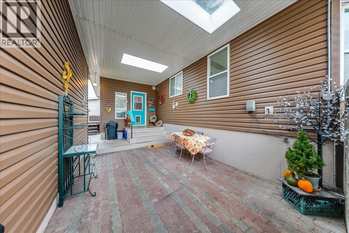 810 10th Avenue, Montrose, British Columbia  V0G 1P0 - Photo 2 - 10404016