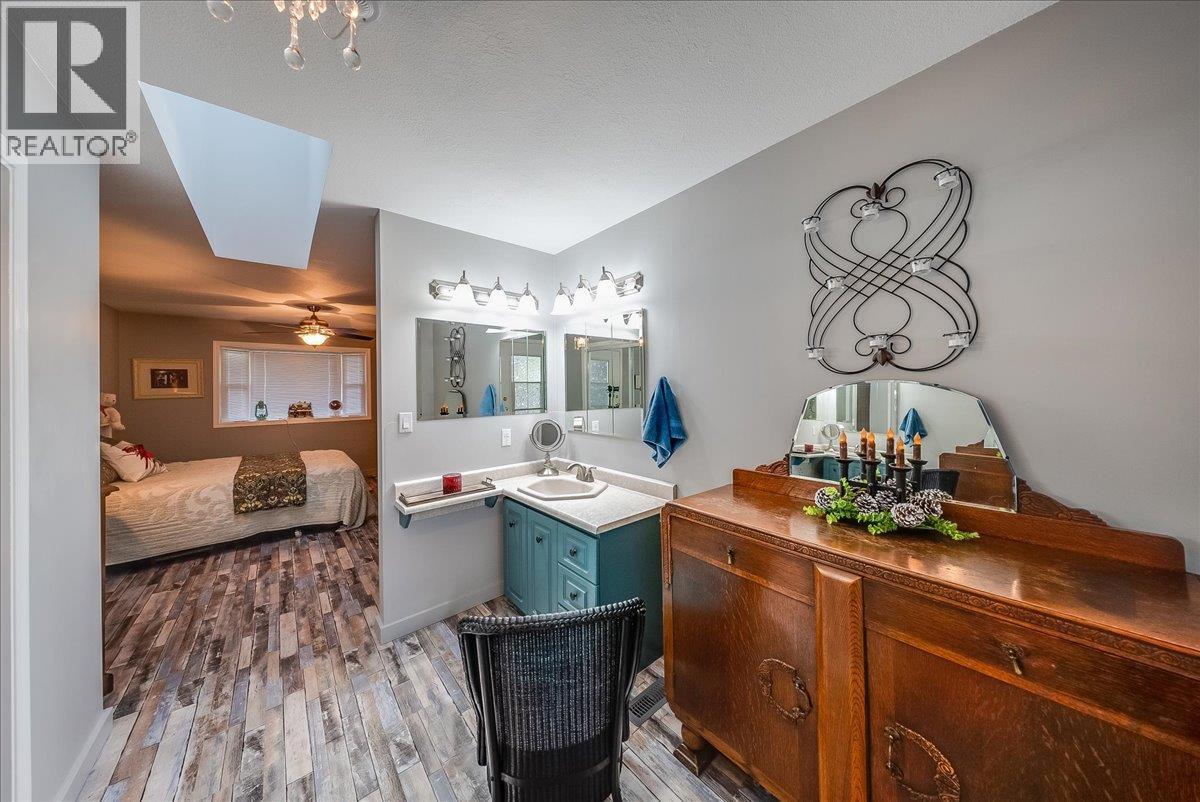 810 10th Avenue, Montrose, British Columbia  V0G 1P0 - Photo 21 - 10404016