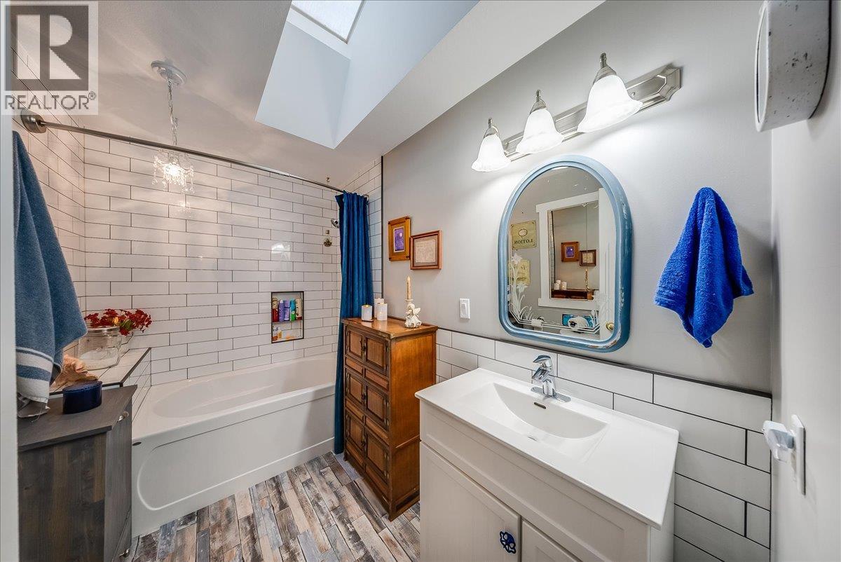 810 10th Avenue, Montrose, British Columbia  V0G 1P0 - Photo 24 - 10404016