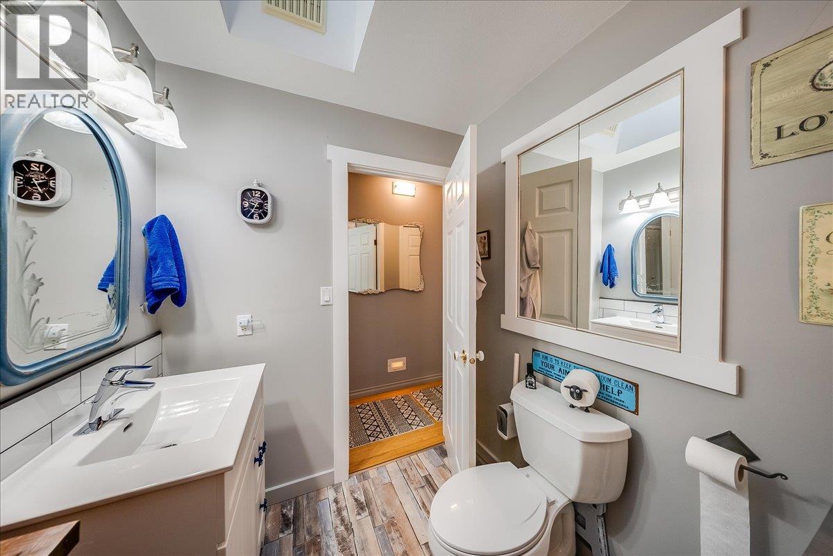 810 10th Avenue, Montrose, British Columbia  V0G 1P0 - Photo 25 - 10404016