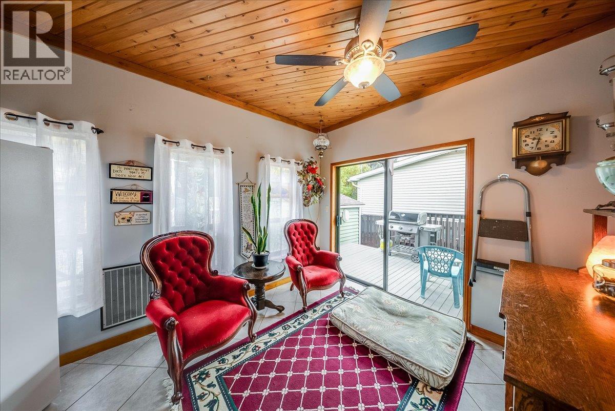 810 10th Avenue, Montrose, British Columbia  V0G 1P0 - Photo 3 - 10404016