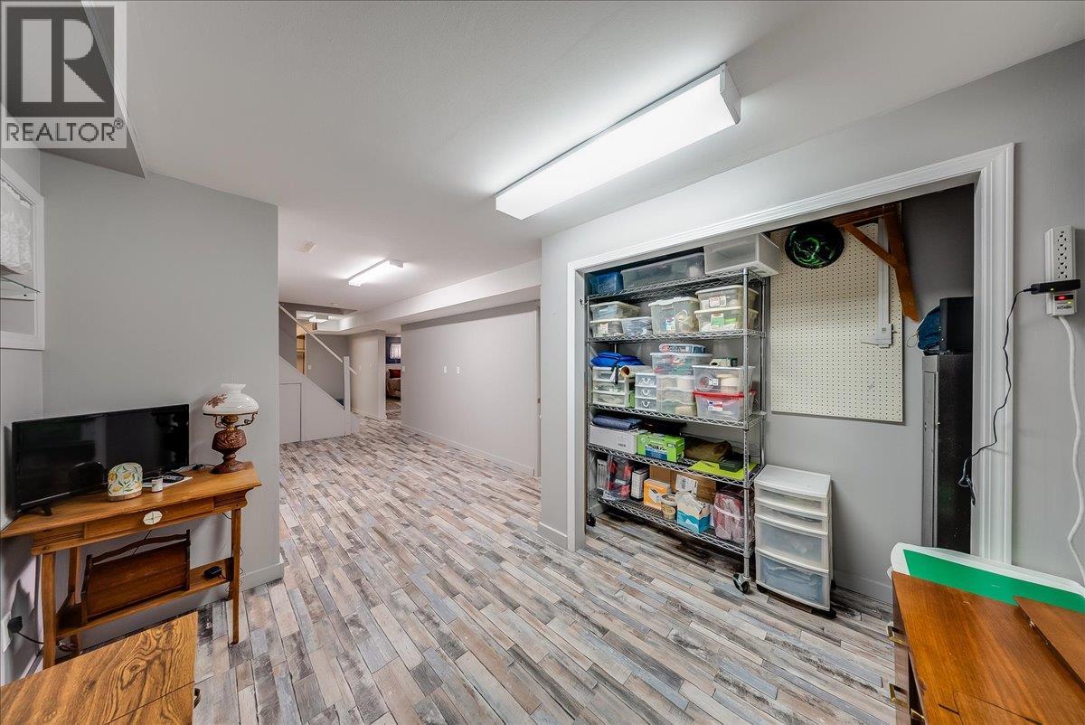 810 10th Avenue, Montrose, British Columbia  V0G 1P0 - Photo 33 - 10404016