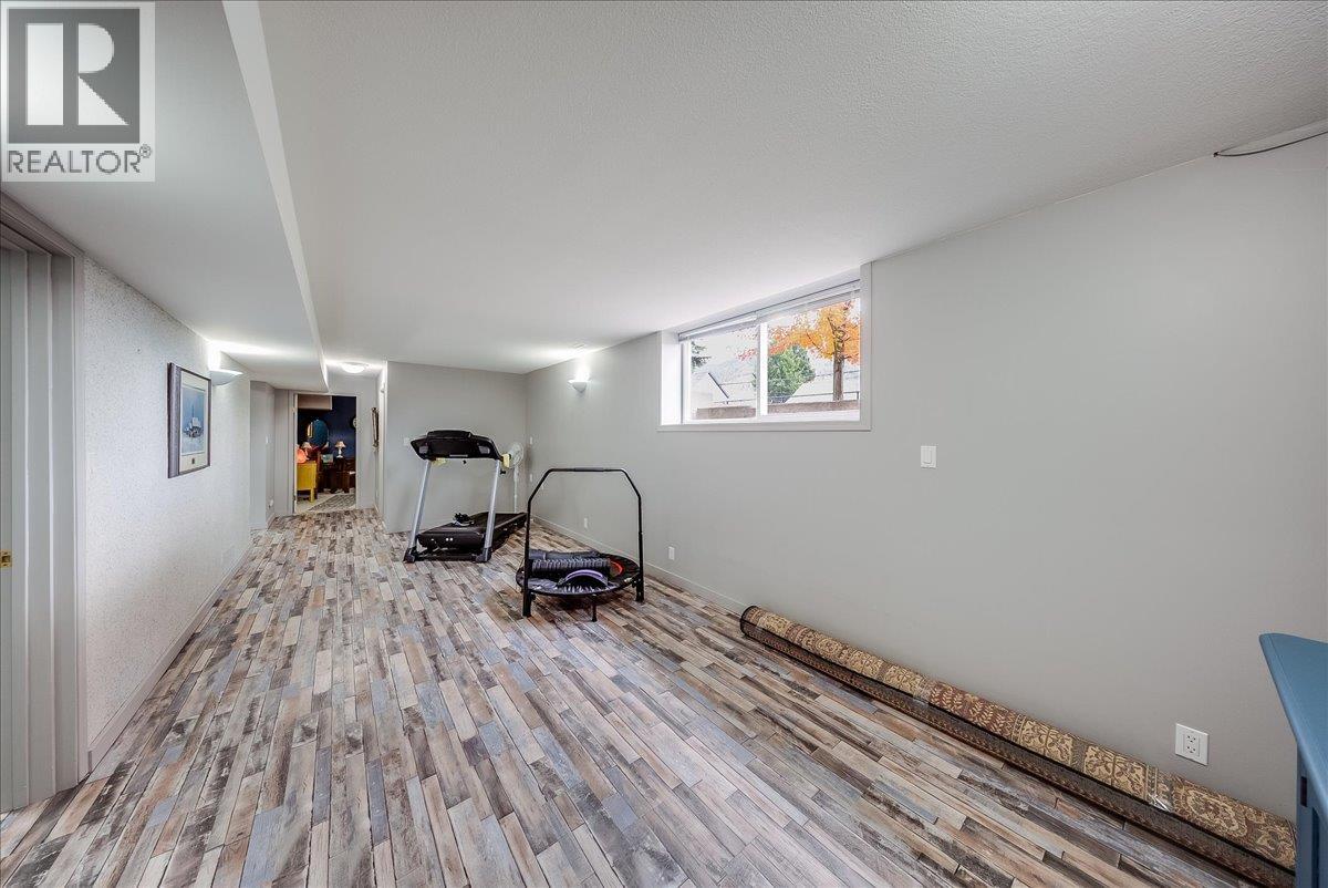 810 10th Avenue, Montrose, British Columbia  V0G 1P0 - Photo 35 - 10404016