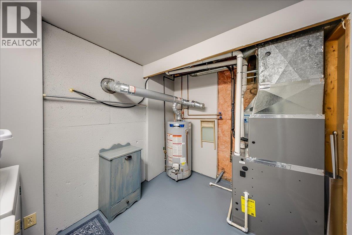 810 10th Avenue, Montrose, British Columbia  V0G 1P0 - Photo 39 - 10404016