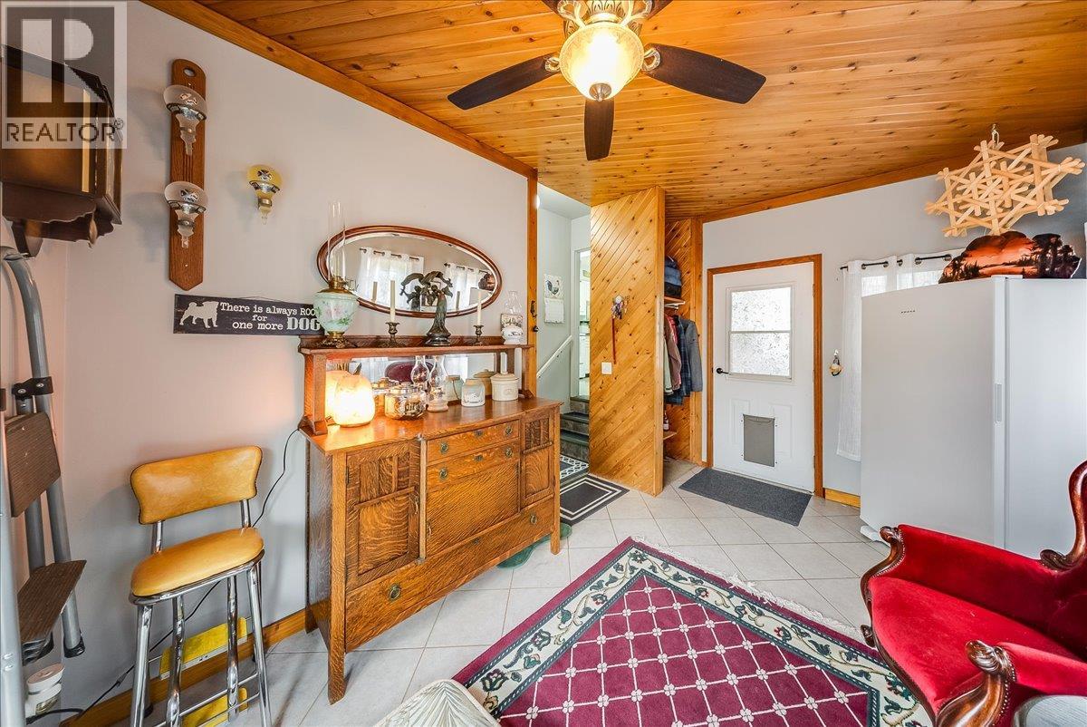 810 10th Avenue, Montrose, British Columbia  V0G 1P0 - Photo 4 - 10404016
