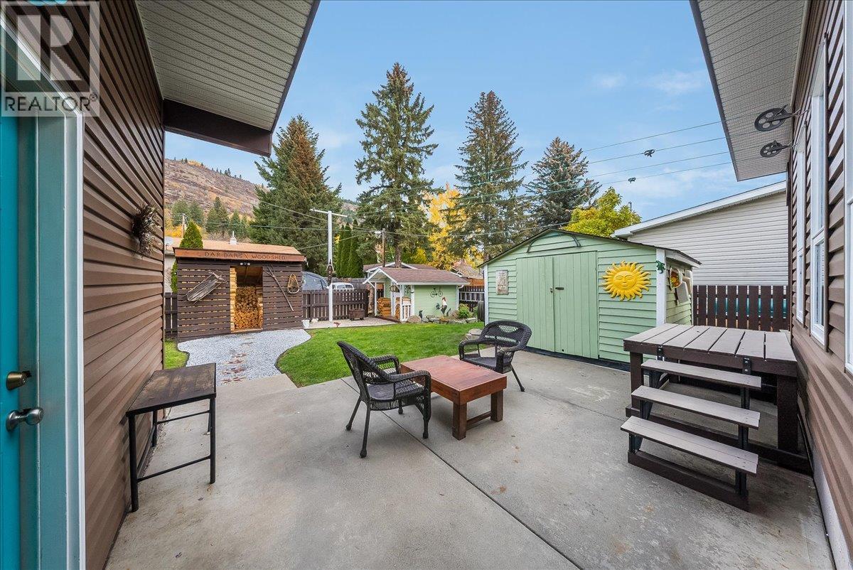 810 10th Avenue, Montrose, British Columbia  V0G 1P0 - Photo 42 - 10404016