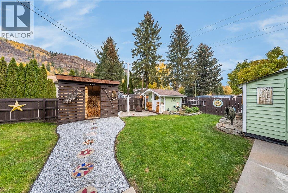 810 10th Avenue, Montrose, British Columbia  V0G 1P0 - Photo 49 - 10404016