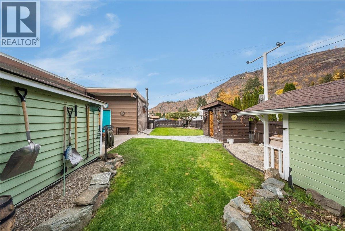810 10th Avenue, Montrose, British Columbia  V0G 1P0 - Photo 50 - 10404016