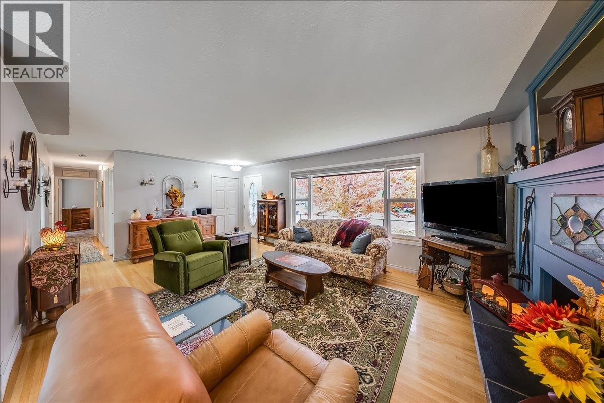 810 10th Avenue, Montrose, British Columbia  V0G 1P0 - Photo 6 - 10404016