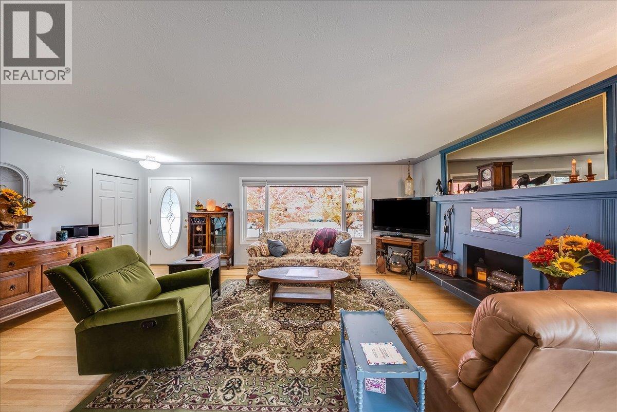 810 10th Avenue, Montrose, British Columbia  V0G 1P0 - Photo 7 - 10404016