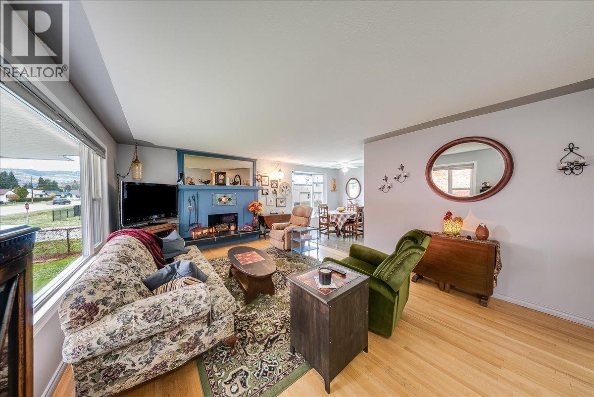 810 10th Avenue, Montrose, British Columbia  V0G 1P0 - Photo 8 - 10404016