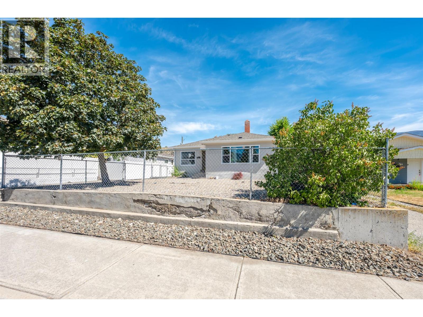 724 School Avenue, Oliver, British Columbia  V0H 1T0 - Photo 1 - 10404024