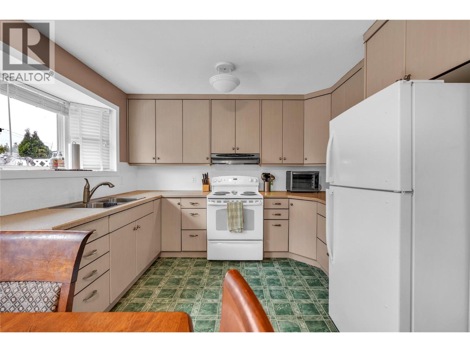 114 Ayres Crescent, Penticton, British Columbia  V2A 6R4 - Photo 3 - 10374362