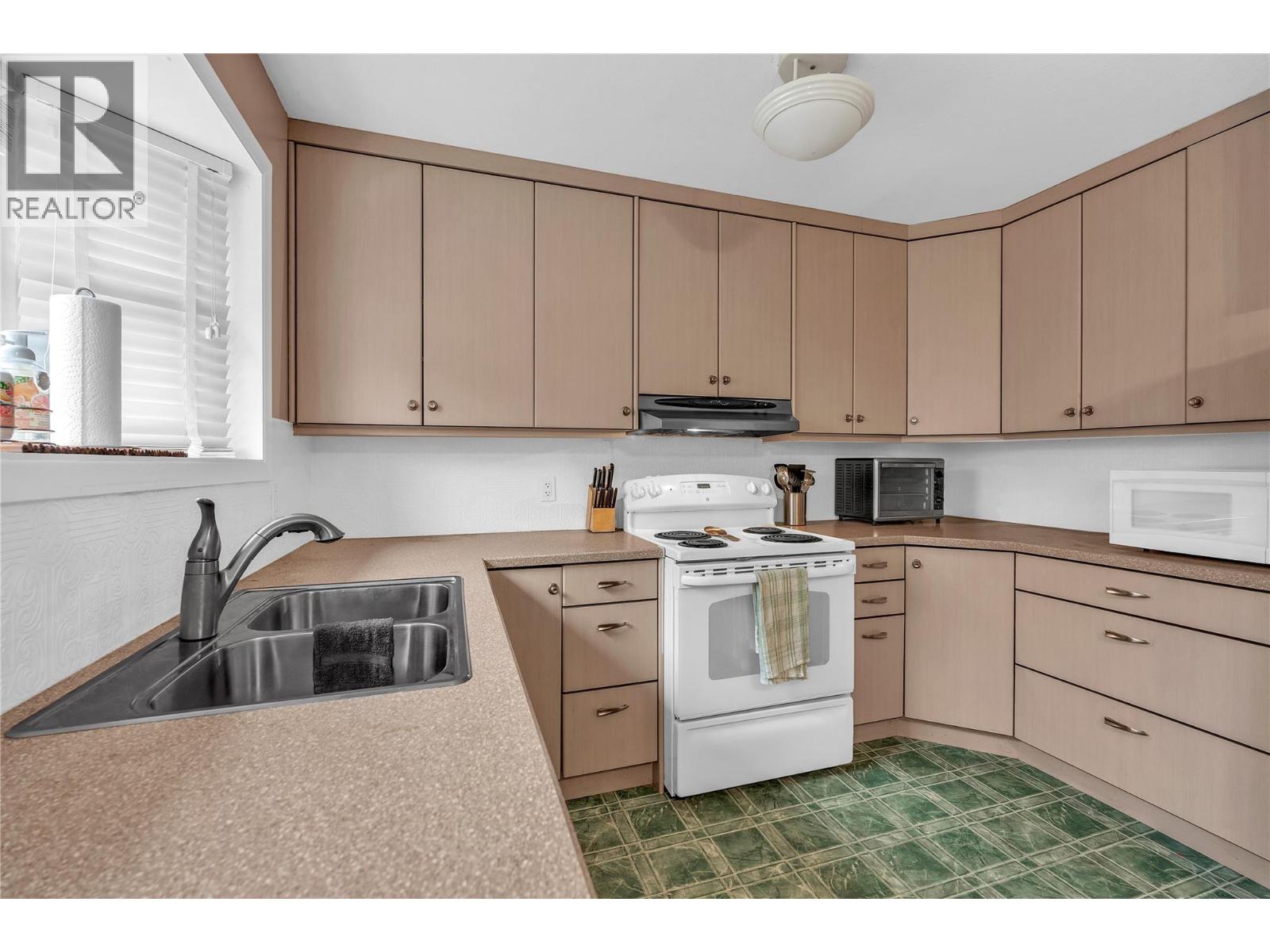 114 Ayres Crescent, Penticton, British Columbia  V2A 6R4 - Photo 4 - 10374362