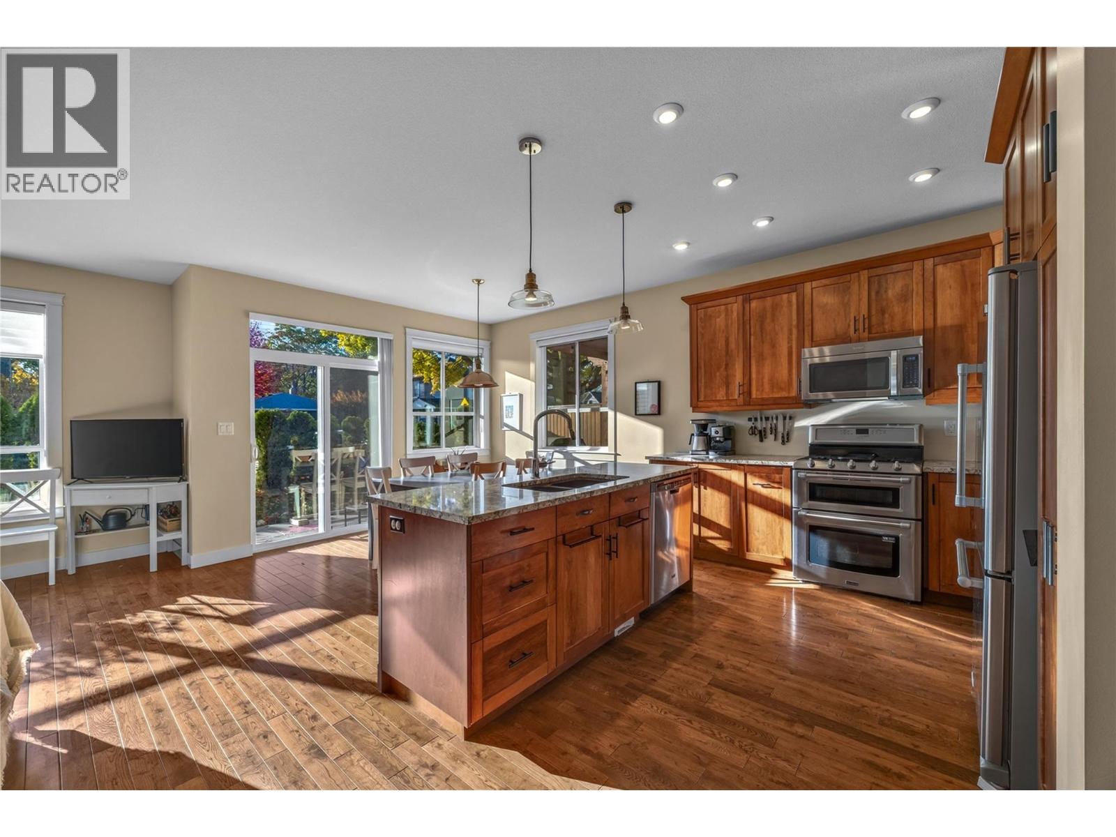 644 Victoria Drive Unit# 101, Penticton, British Columbia  V2A 5N6 - Photo 1 - 10404082