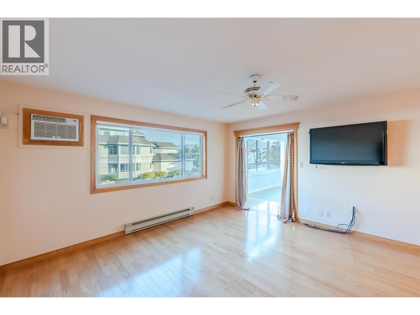 195 Warren Avenue W Unit# 204, Penticton, British Columbia  V2A 3N1 - Photo 2 - 10404427